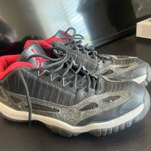 Air Jordan 11 Retro Low IE Black Red (2003) ~ Men Sz 9.5- 306008 061